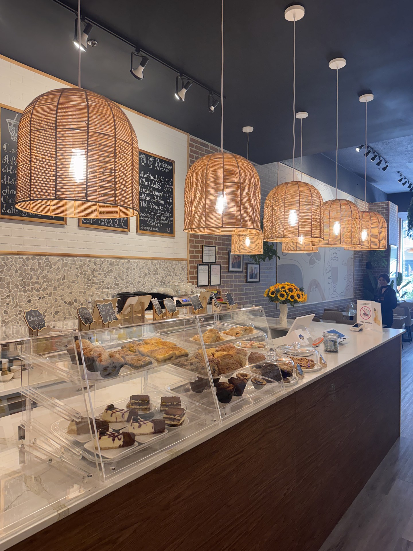 Comptoir de pâtisseries et lampes en rotin