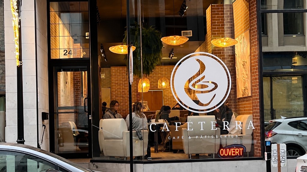 Devanture de Cafeterra, café et pâtisseries au Vieux-Montréal