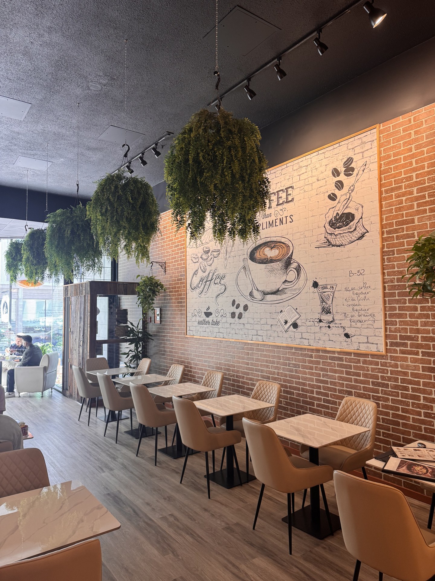 Fresque de café sur brique blanche